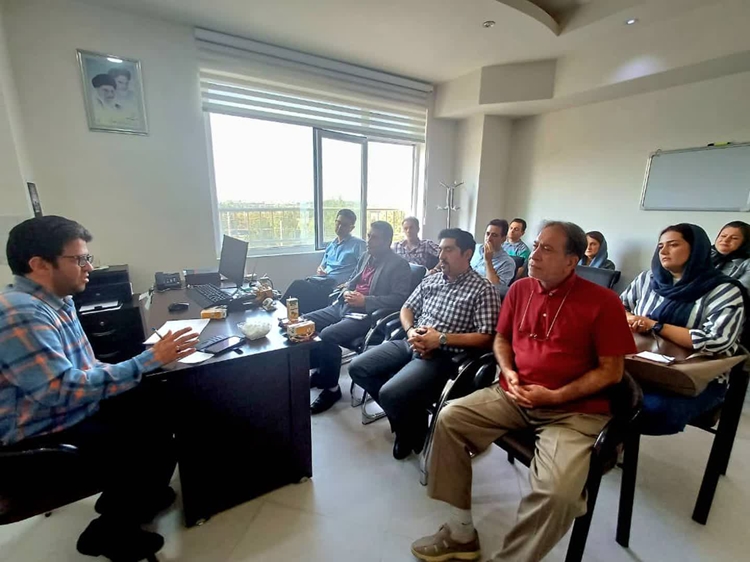 جلسه هماهنگی با مسئولین فنی داروخانه‌های دامپزشکی شهرستان کرج در خصوص اجرای طرح نسخه‌نویسی الکترونیک